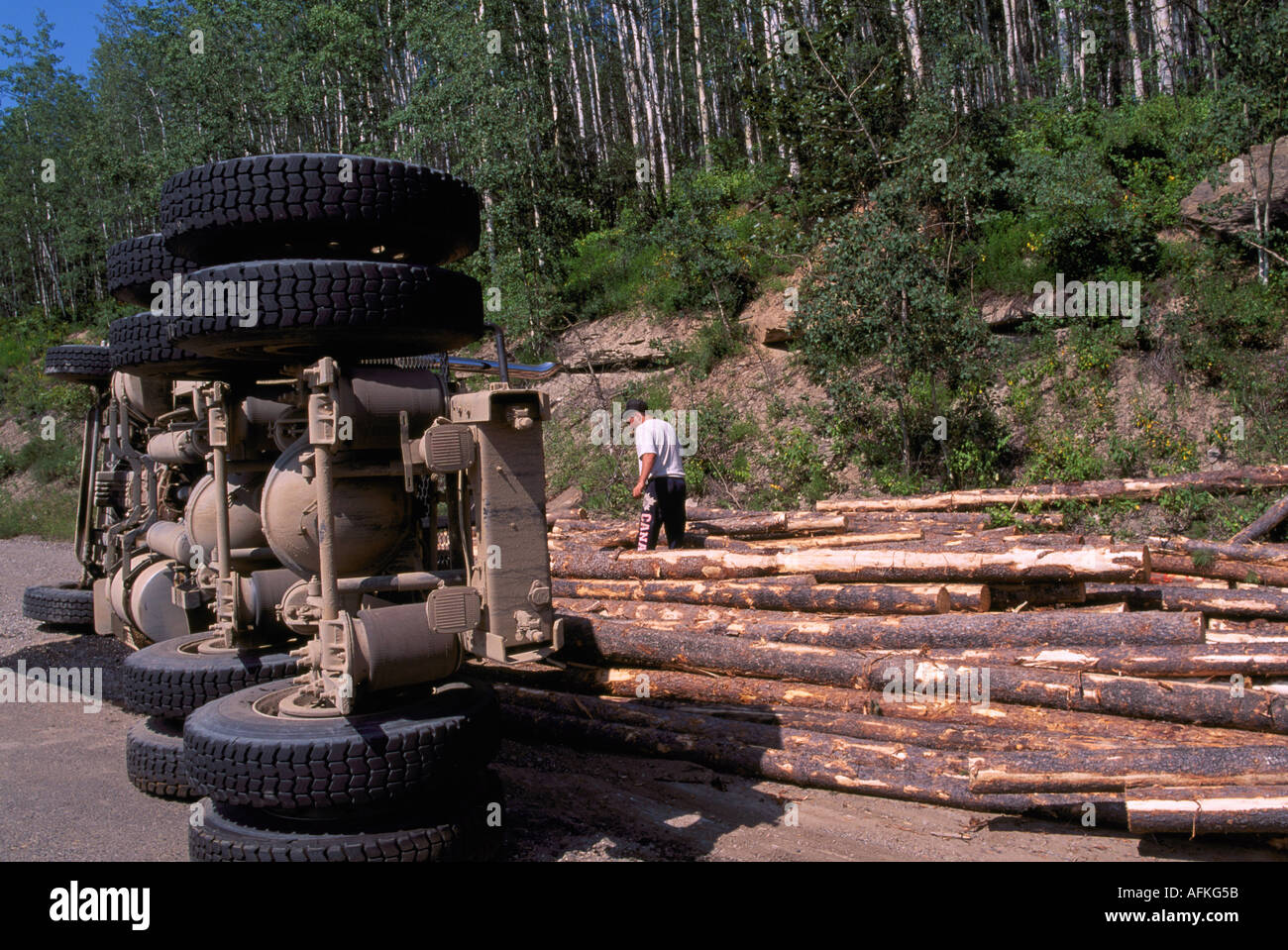 A-Autobahn-Unfall mit umgestürzten Logging Truck und verschüttete Menge Protokolle in British Columbia Kanada Stockfoto