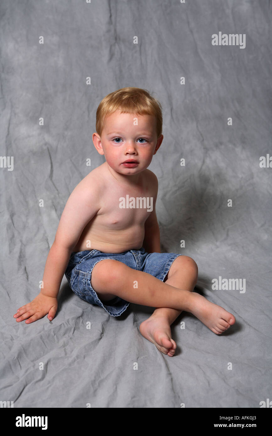 Zwei Jahre alten Jungen Porträt auf grauem Hintergrund Stockfoto