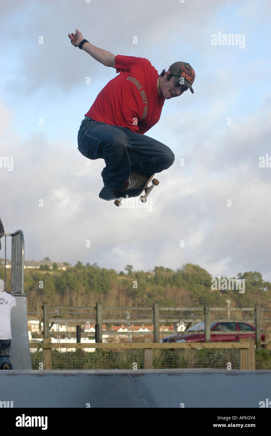Junger Mann Skateboarding Aberystwyth Ceredigion Wales UK Stockfoto