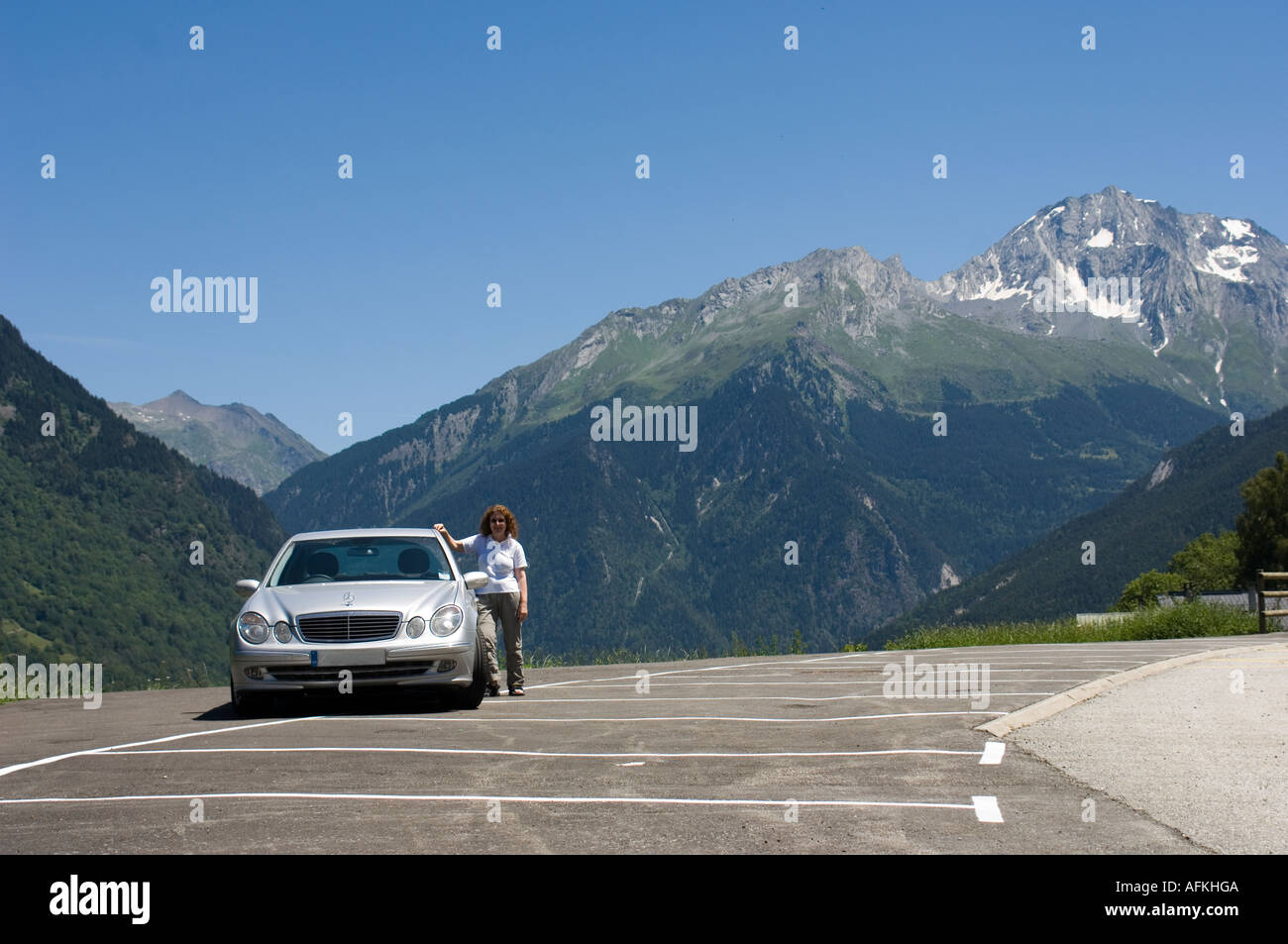 Frau Tourist mit geparkten Auto auf Layby in der Nähe von Courchevel 1300 in den französischen Alpen Stockfoto