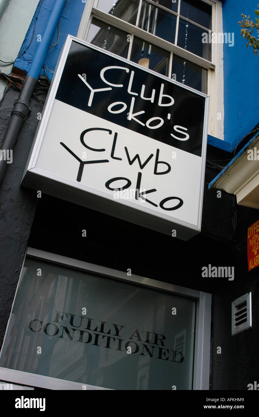 Zweisprachige walisische englische Zeichen auf Yoko Nachtclub Außenseite Aberystwyth Ceredigion Wales UK Stockfoto