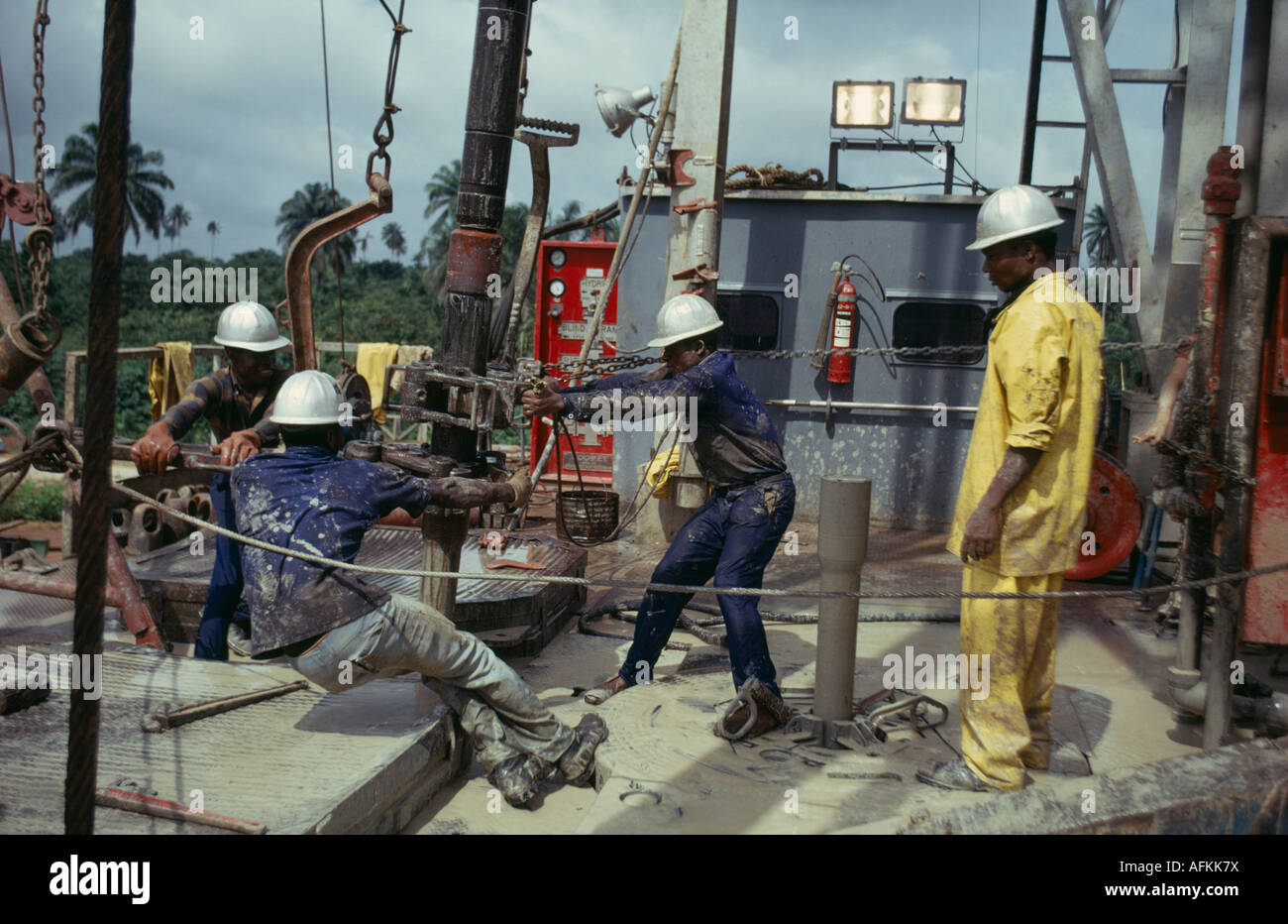 NIGERIA Westafrika Rivers State Bonny Industrie männliche Arbeitnehmer auf Offshore-Öl-Rig platfrom Stockfoto