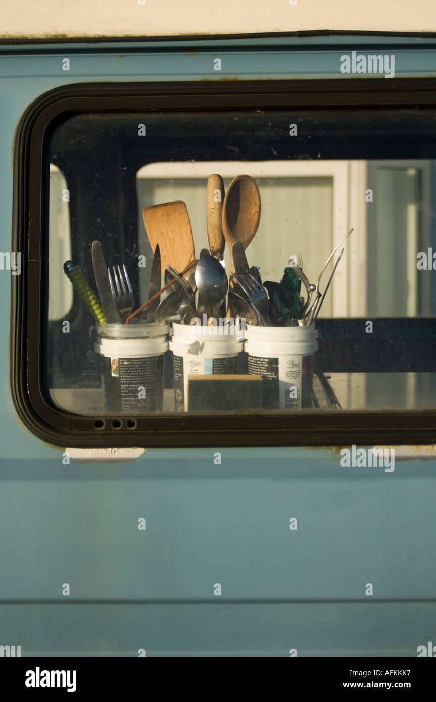 Küchengeräte im Fenster Wohnmobil UK Stockfoto
