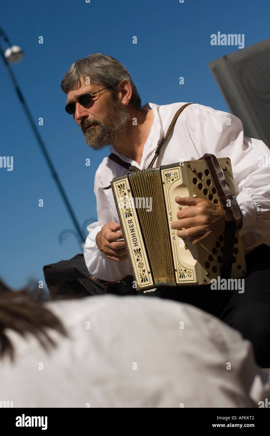 Man spielt walisische Volksmusik auf Akkordeon Squeeze Box Aberystwyth Ceredigion Wales UK Stockfoto