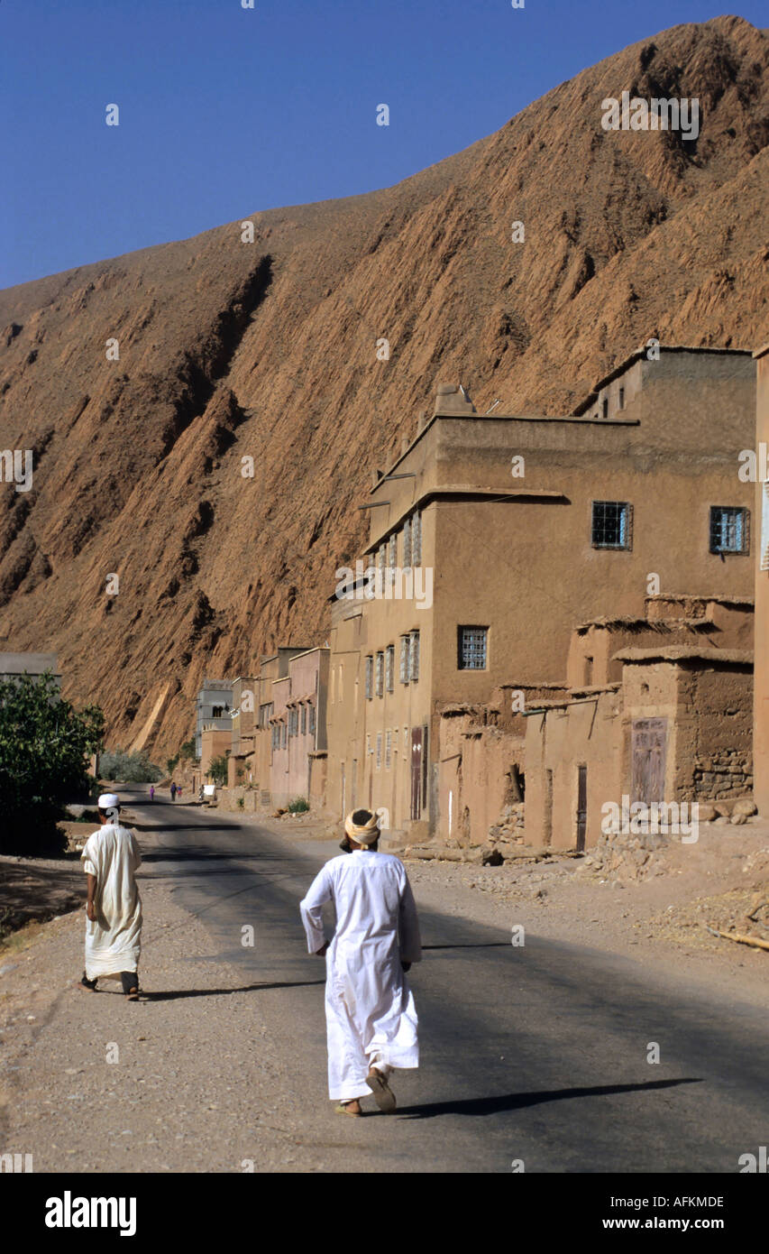 Marokko, Dades Schluchten - Männer gehen auf der Straße Stockfoto
