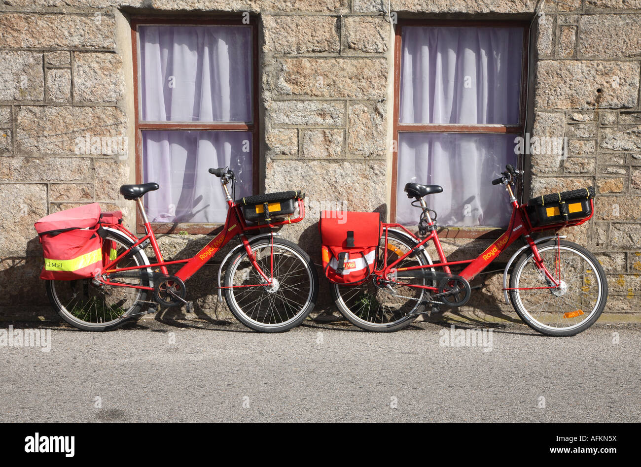 Zwei königliche Post Lieferung Fahrräder vom Postamt Pendeen, Cornwall, UK Stockfoto