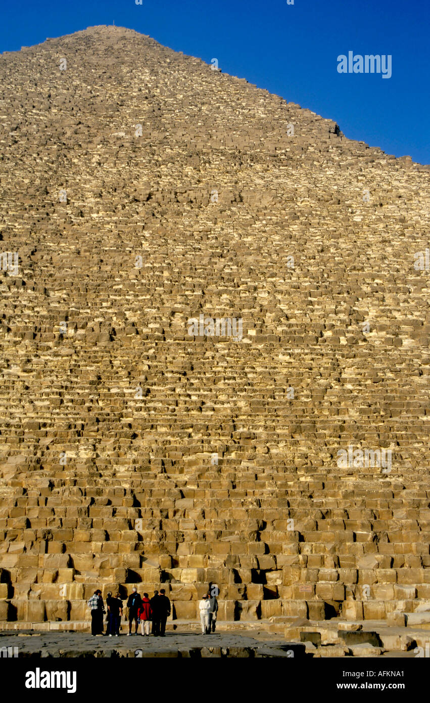 Kheops große Pyramide mit Touristen stehen an der Basis - Gizeh-Ägypten Stockfoto