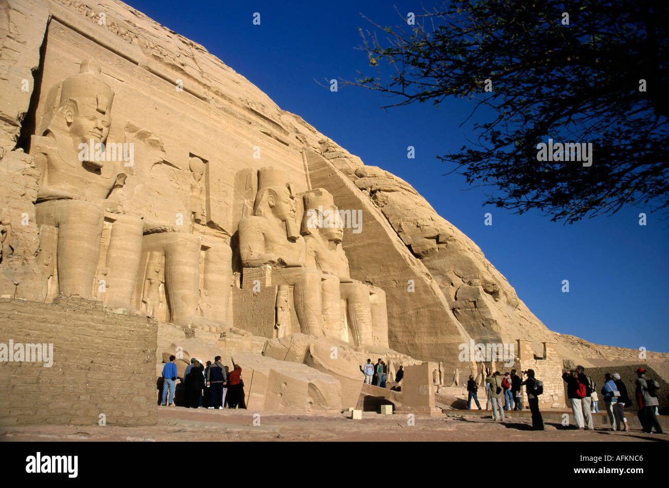 Ägypten, Abu Simbel: Touristen und die vier riesigen Statuen an Ramses Ii. Tempel Stockfoto