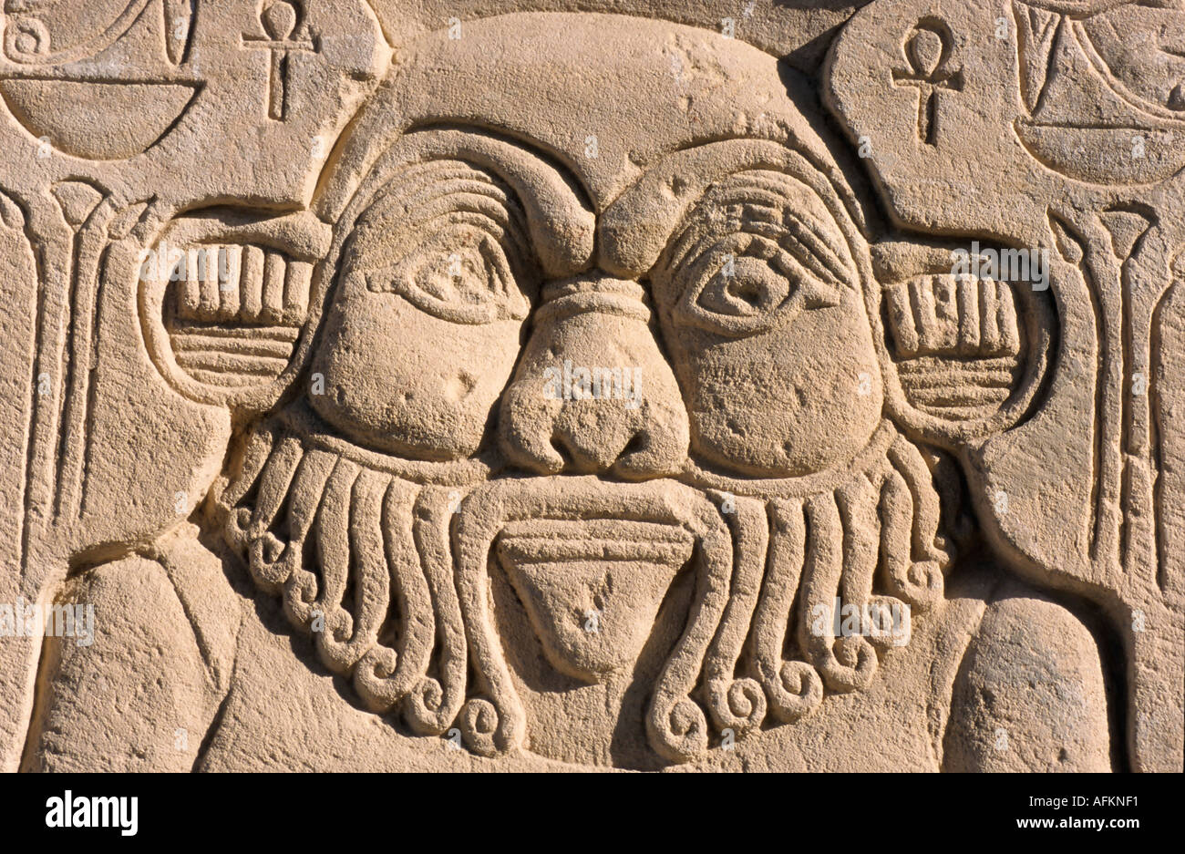 Ägyptischer Gott ist an der Außenwand der Tempel der Isis in Philae, Ägypten dargestellt. Stockfoto