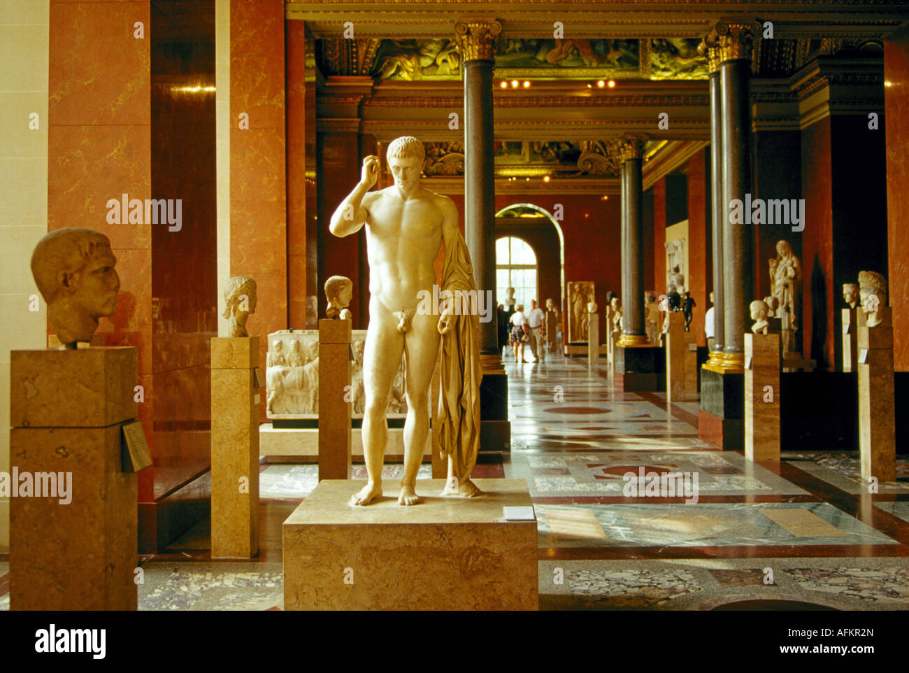Eine Halle der Skulptur im Louvre Museum in Paris Frankreich Stockfoto