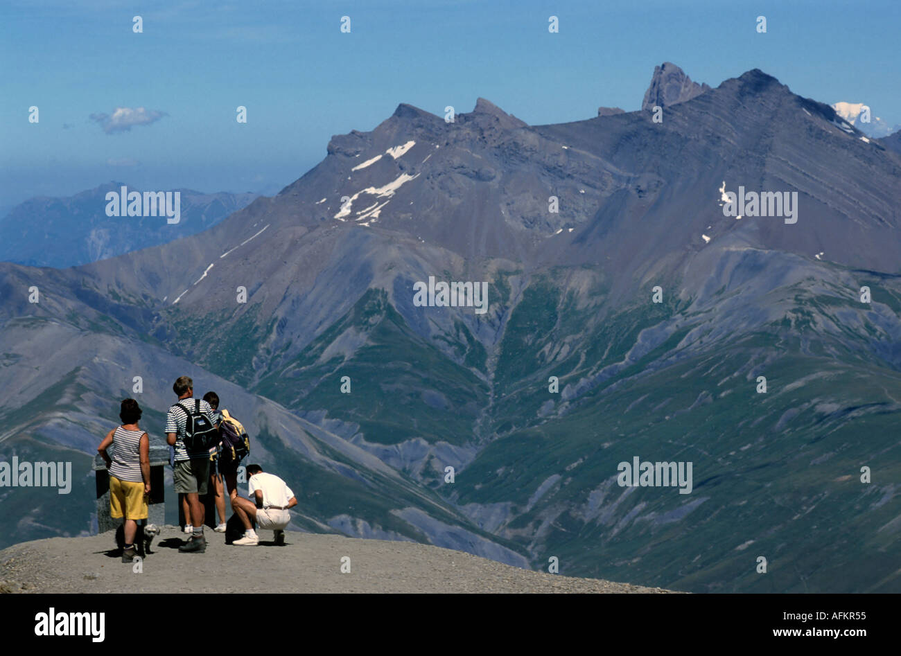 Wanderer, schauen in den französischen Alpen auf dem Ruillans-Pass in der Nähe von La Grave, Haute-Alpes, Frankreich. Stockfoto