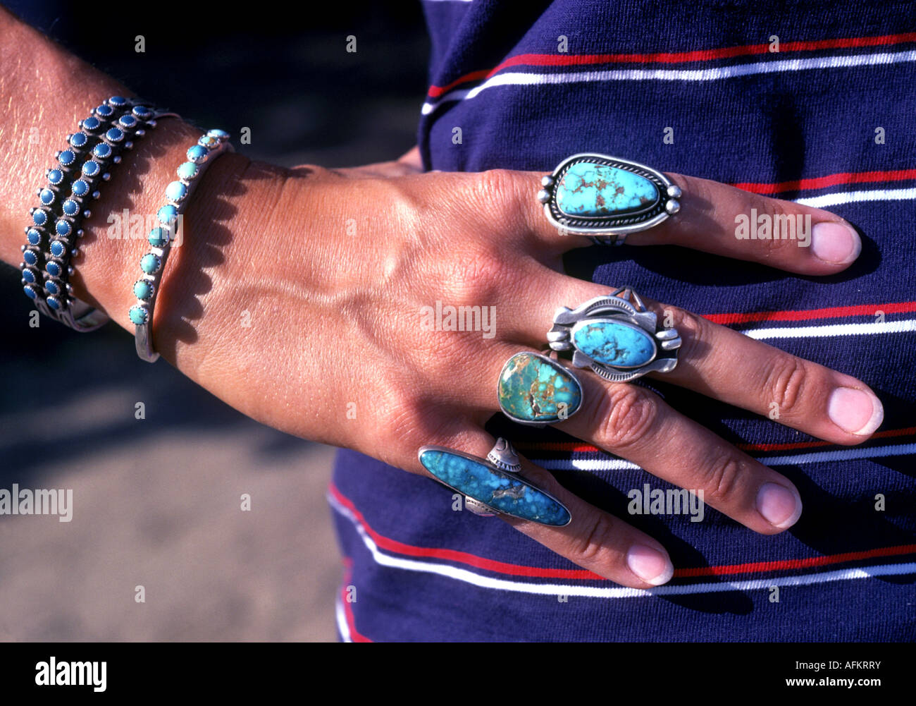 Eine Auswahl an Türkis Silber Schmuck Ringe und ein Armband von Pueblo- Indianer und zum Verkauf in der historischen Santa Fe Plaza Stockfotografie  - Alamy