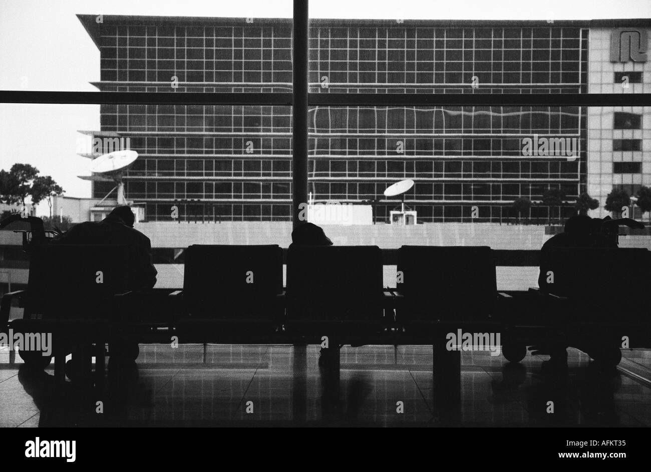 Wartende Reisende am Flughafen Hong Kong Stockfoto