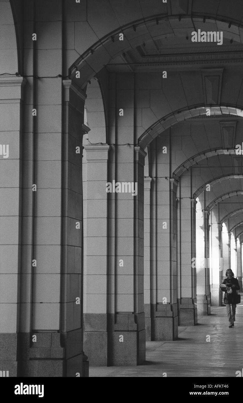 Frau im Flur Stockfoto