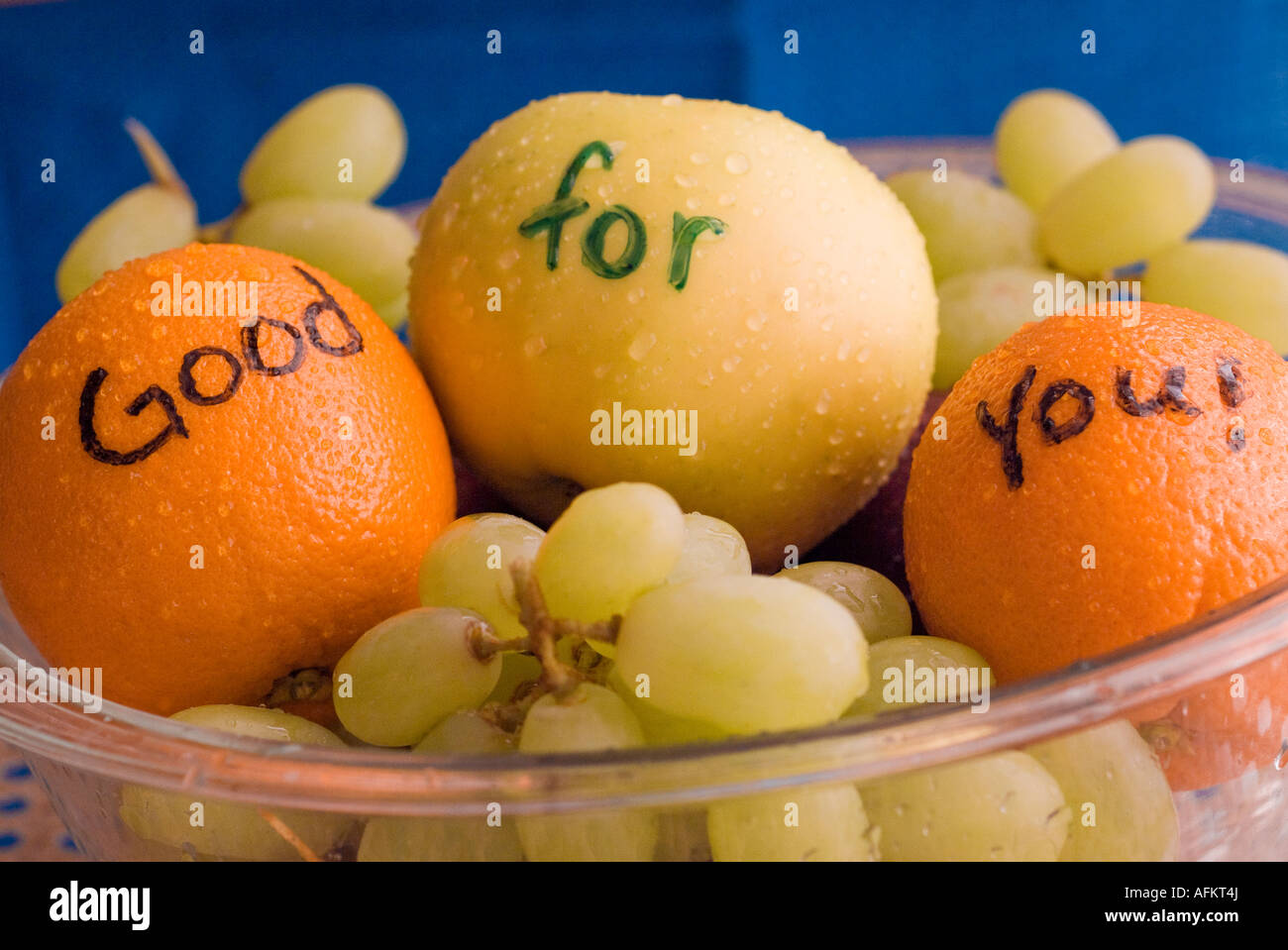 Obstschale voller Äpfel Orangen Trauben Stockfoto