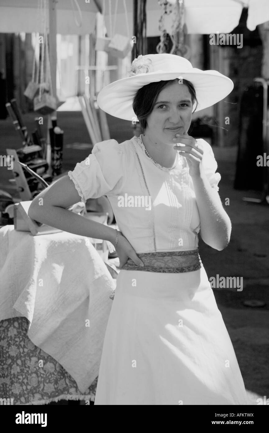 Ein schwarz-weiß Foto einer Frau gekleidet in historischen Kostümen 1900 1900 s Tag gefeiert. Stockfoto