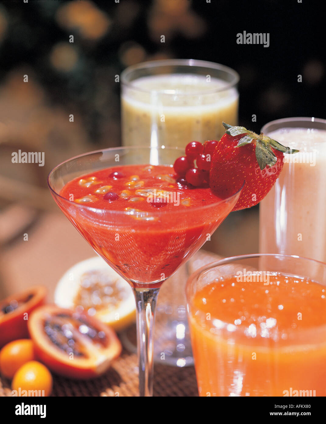Cocktails und tropische exotische Sommersäfte. Happy Hour Getränke mit Obst dekoriert. Nahaufnahme der Algarve Sommer, Reise und Urlaub Stockfoto