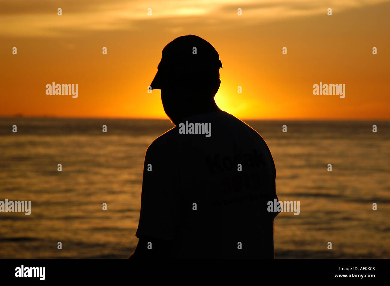 Mann gegen Sonnenuntergang Stockfoto