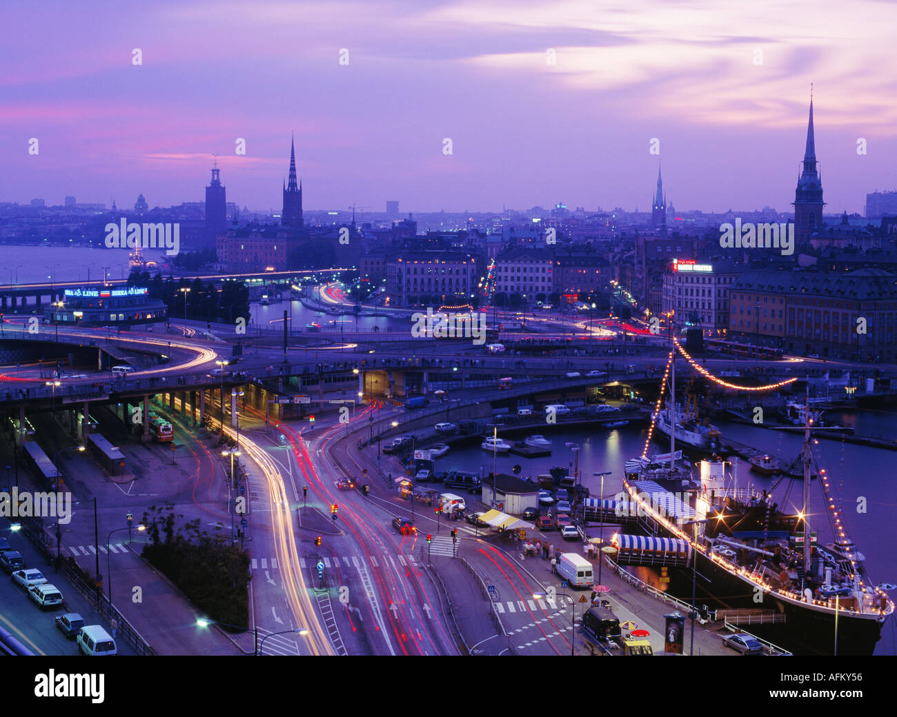 Übersicht in Stockholm von Riddarholmen und die Altstadt von Slussen im Winter in der Abenddämmerung Stockfoto