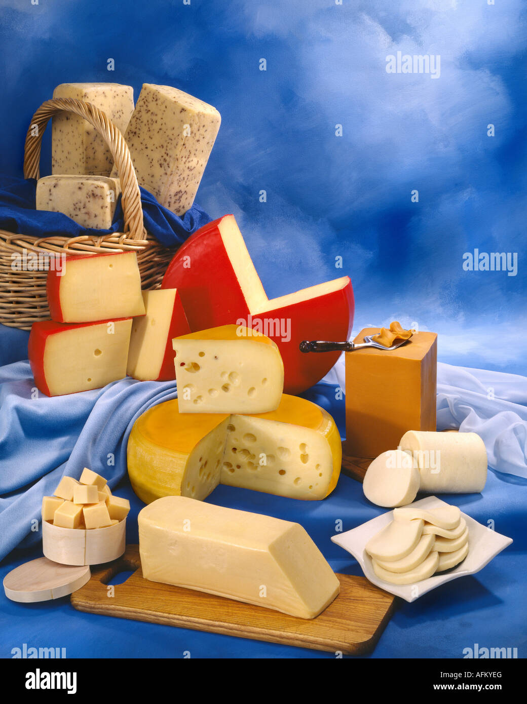 Skandinavischer Käsesorten in Gruppe Farbfoto auf blau getönten gesprenkelte Hintergrund. Hochformat, Studio Tischplatte. Klassisches Bild Stockfoto