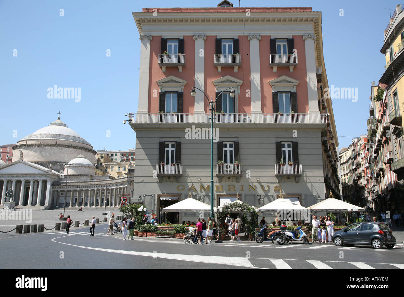 Gran Caffe Gambrinus sitzt neben der Piazza Del Plebiscito in Neapel Italien Stockfoto