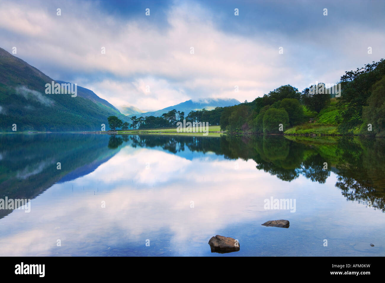 Buttermere Dawn am frühen Morgenlicht reflektiert auf den Seen stillen Wassern, die Seenplatte Cumbria England UK Stockfoto