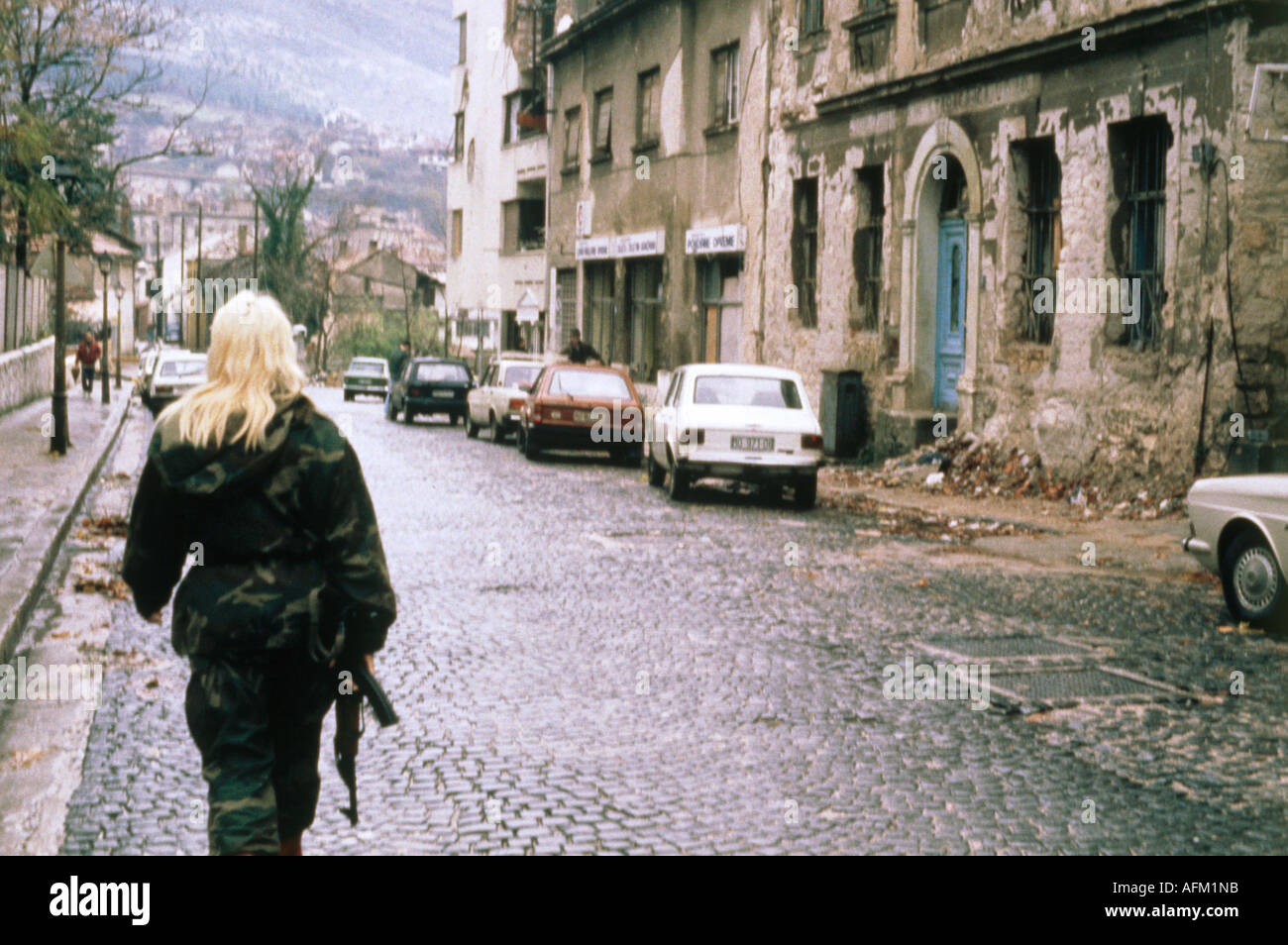Ereignisse, Bosnienkrieg 1991 - 1995, Frau aus der Miliz auf der Straße, Mostar, 21.2.1992, ehemaliges Jugoslawien, Herzegowina, Waffe, historisch, historisch, 20. Jahrhundert, Menschen, 1990er Jahre, Frauen, weiblich, Stockfoto