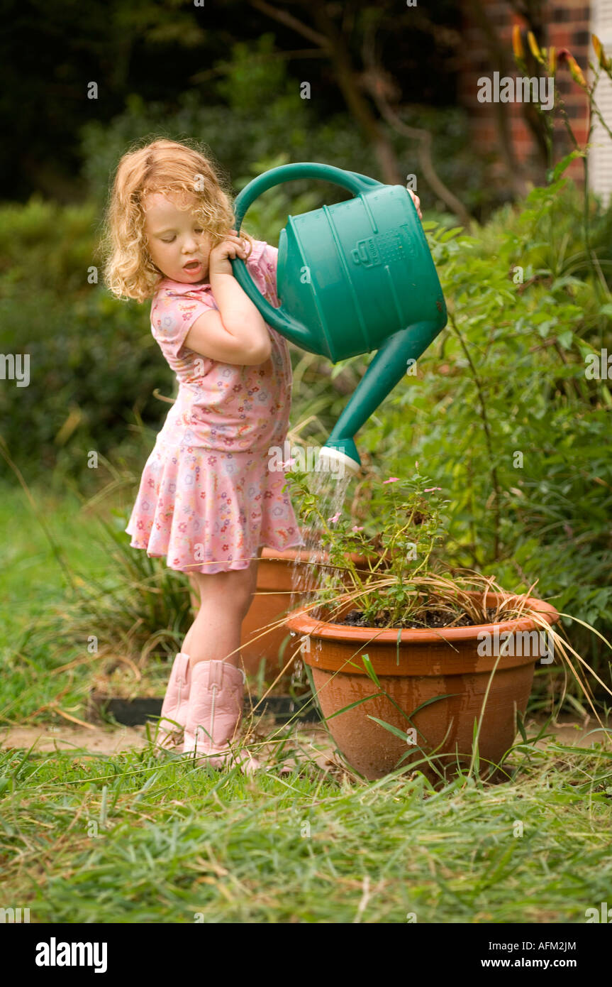 4 jährige hilft Mama im Garten Stockfoto