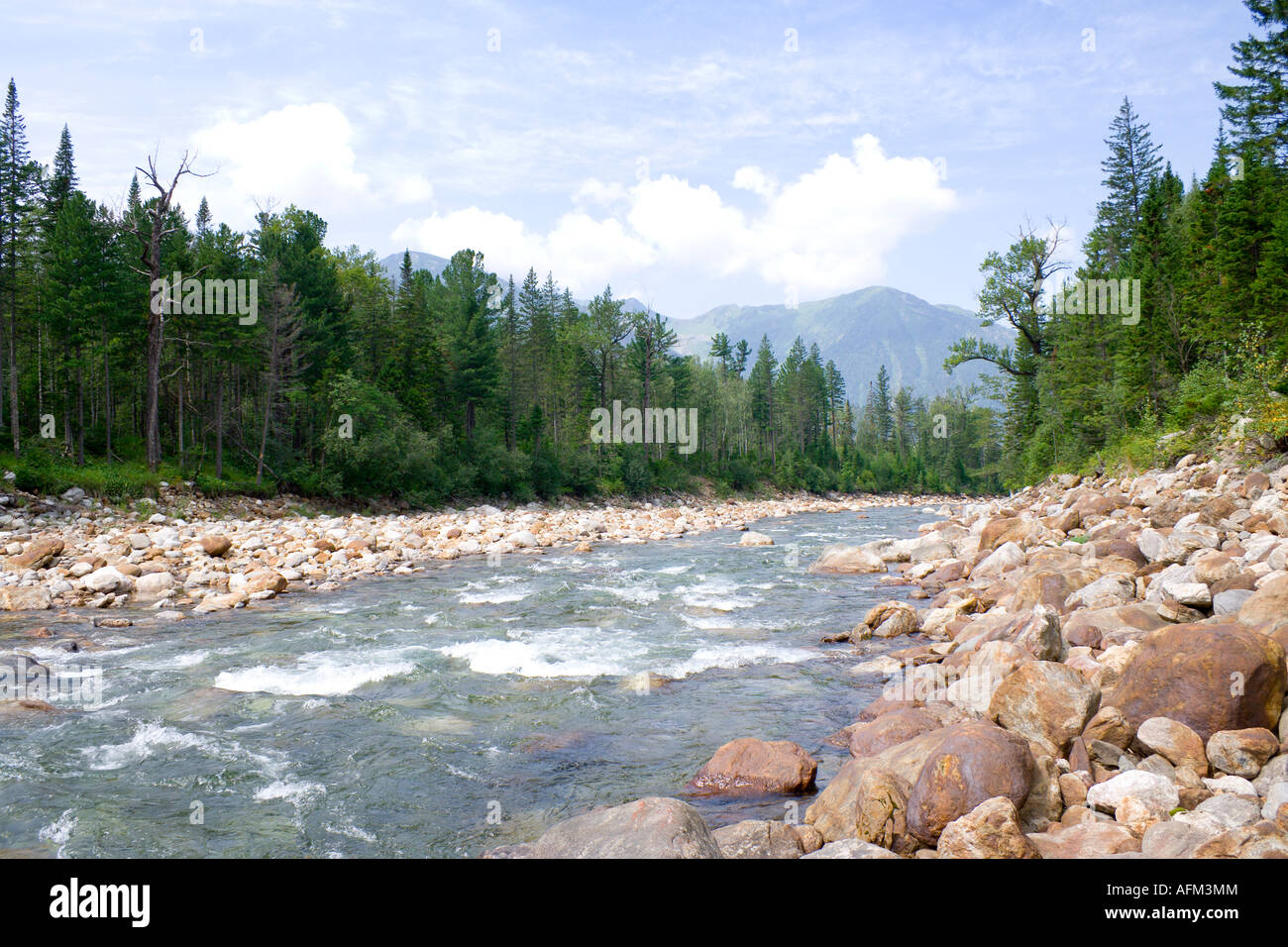 Blick auf Bergfluss Selenginka. Sajan Gebirge Stockfoto