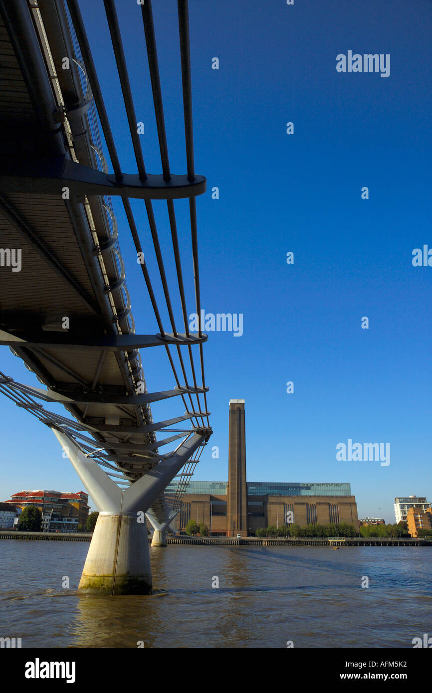 UK London Tate Modern und Millennium Bridge über die Themse Stockfoto