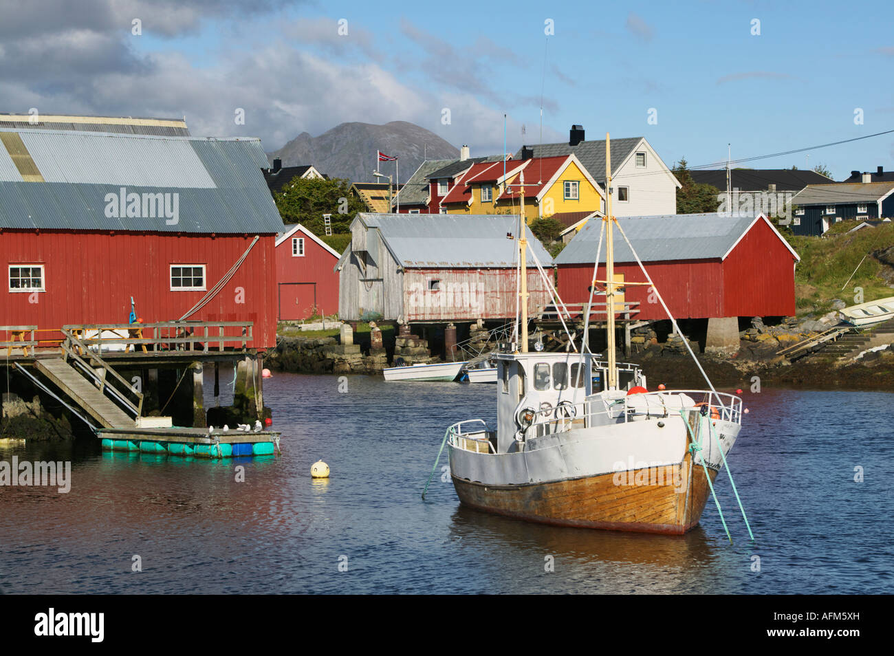 Hölzerne Angelboot/Fischerboot im Hafen von Bud Fraena More Og Romsdal-Norwegen Stockfoto