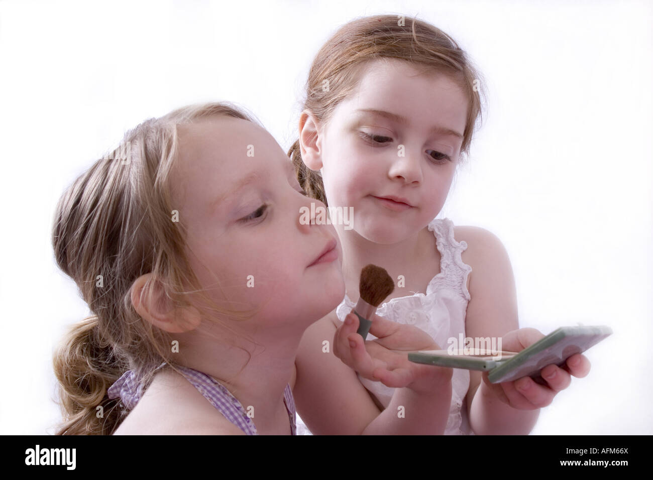 Zwei süße kleine Kinder im Vorschulalter beim Schminken Stockfoto