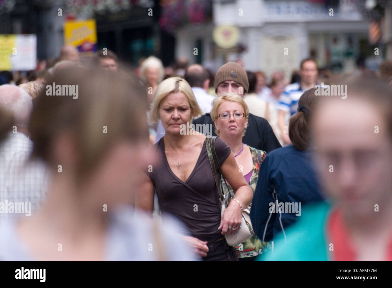 Shopper in der überfüllten Stadt Galway High Street Irland Stockfoto