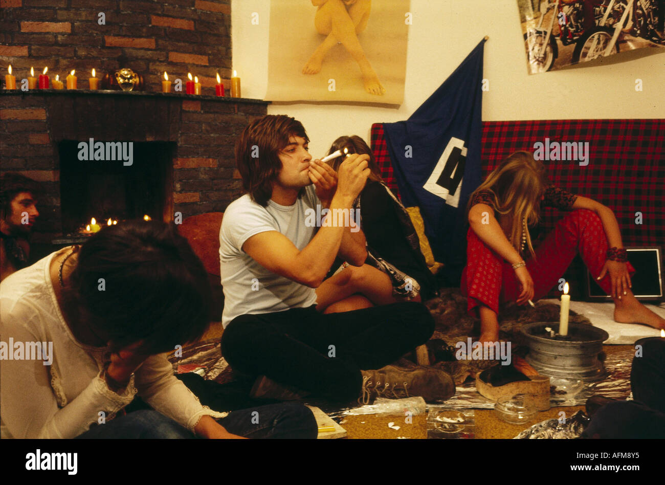 Menschen, Hippies, Kommune, Mitglieder einer Wohngemeinschaft, auf dem Boden sitzend, Drogen konsumieren, Deutschland, 1970er, 70er, Stockfoto