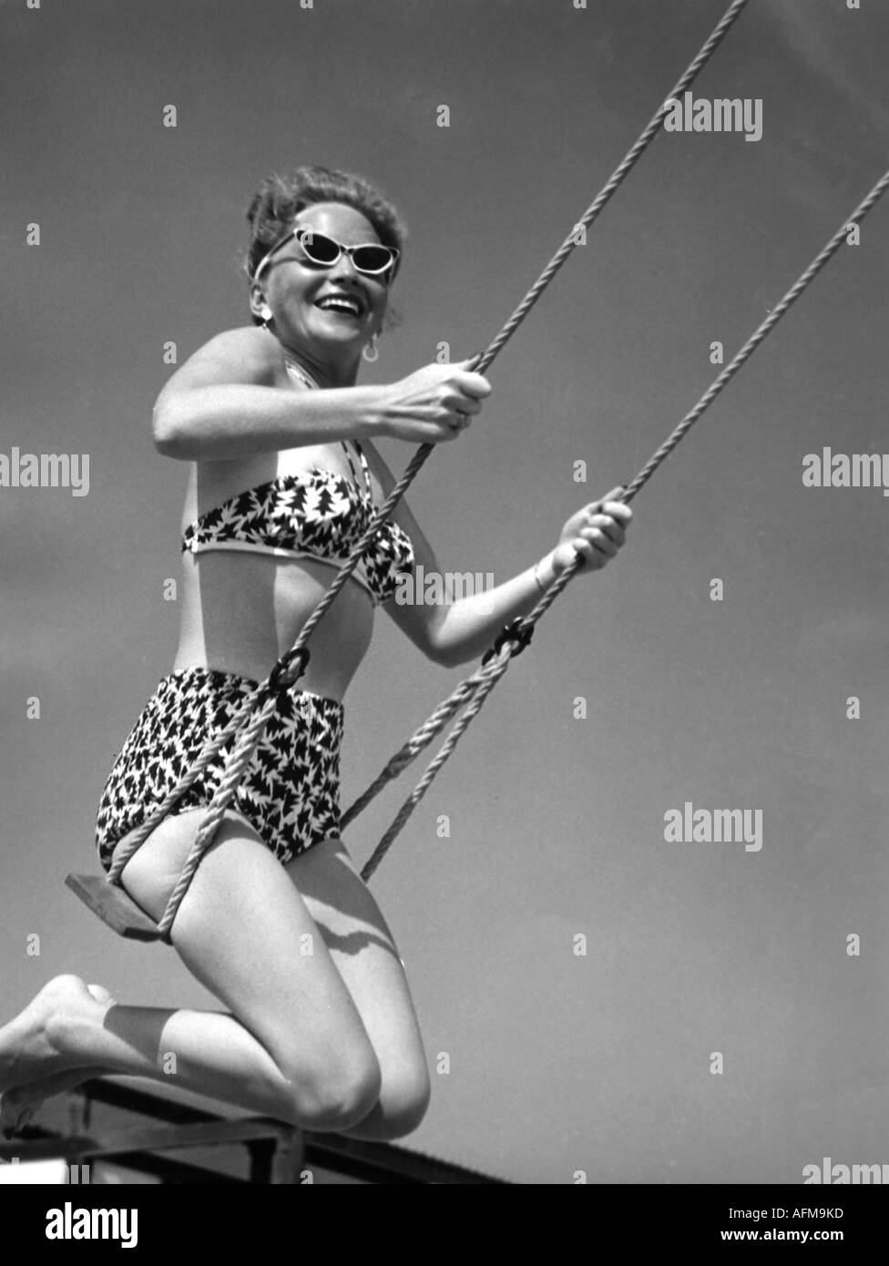 Freizeit / Sport, Frau, volle Länge, mit Bikini, Schaukel, ca. 1960, Stockfoto