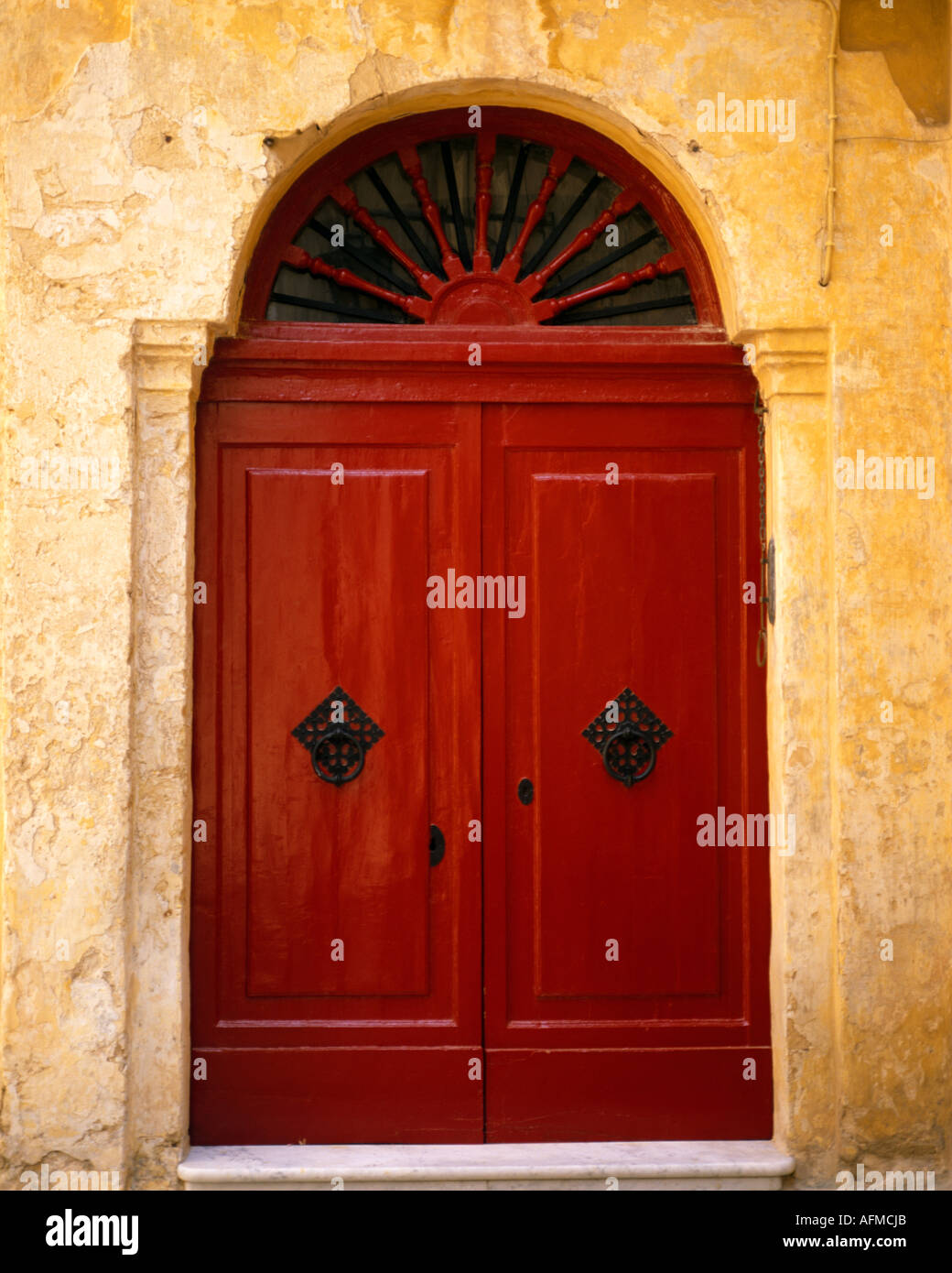 MT - MDINA: Rote Tür in der historischen Altstadt Stockfoto
