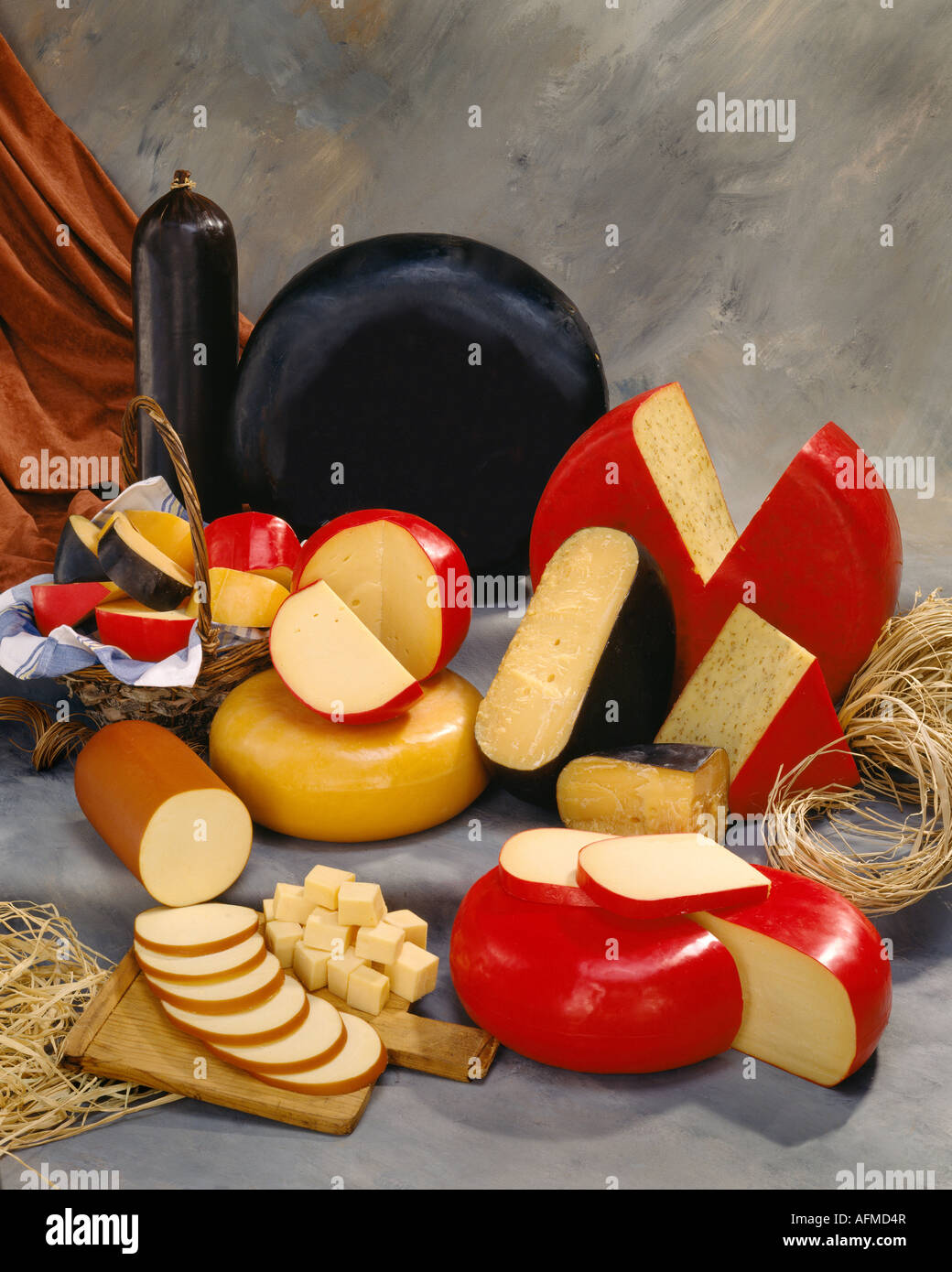 Holland holländischen Käse in Gruppe Farbfoto auf warm getönten gesprenkelte Hintergrund. Hochformat, Studio Tischplatte. Stockfoto