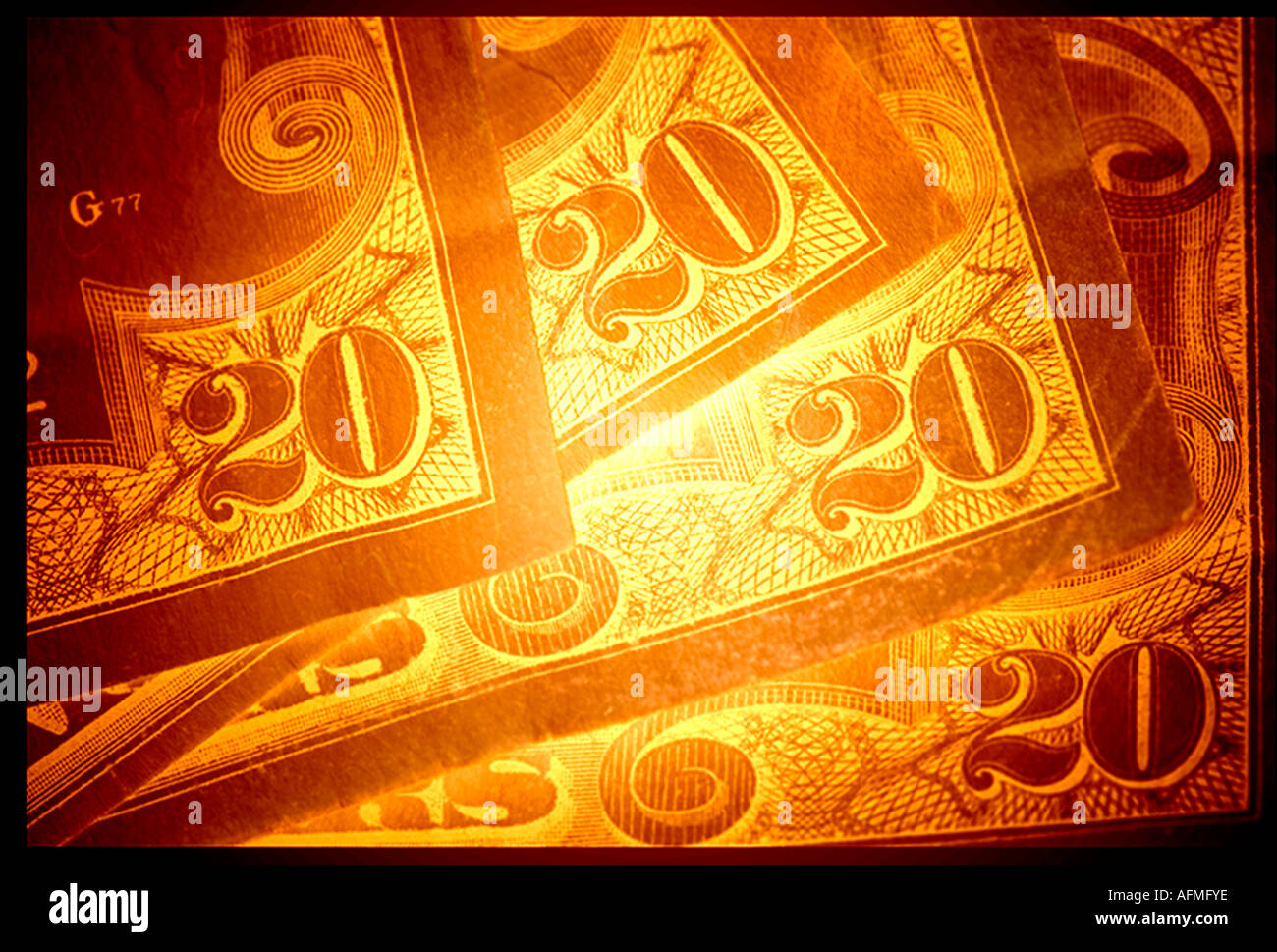 konzeptuelle Ansicht mehrere Gold getönten zwanzig-Dollar-Scheine uns zusammen gestapelt Stockfoto