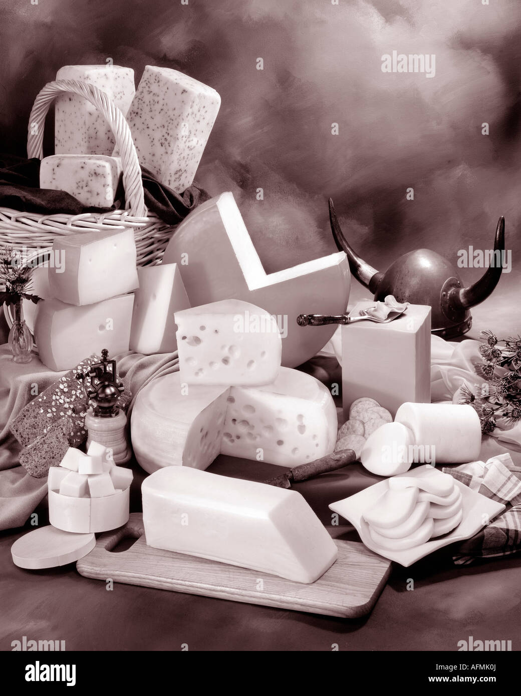 Skandinavischer Käsesorten in Sepia von Gruppenfoto auf Warm getönten gesprenkelte Hintergrund. Hochformat, Studio Tischplatte. Klassiker Stockfoto