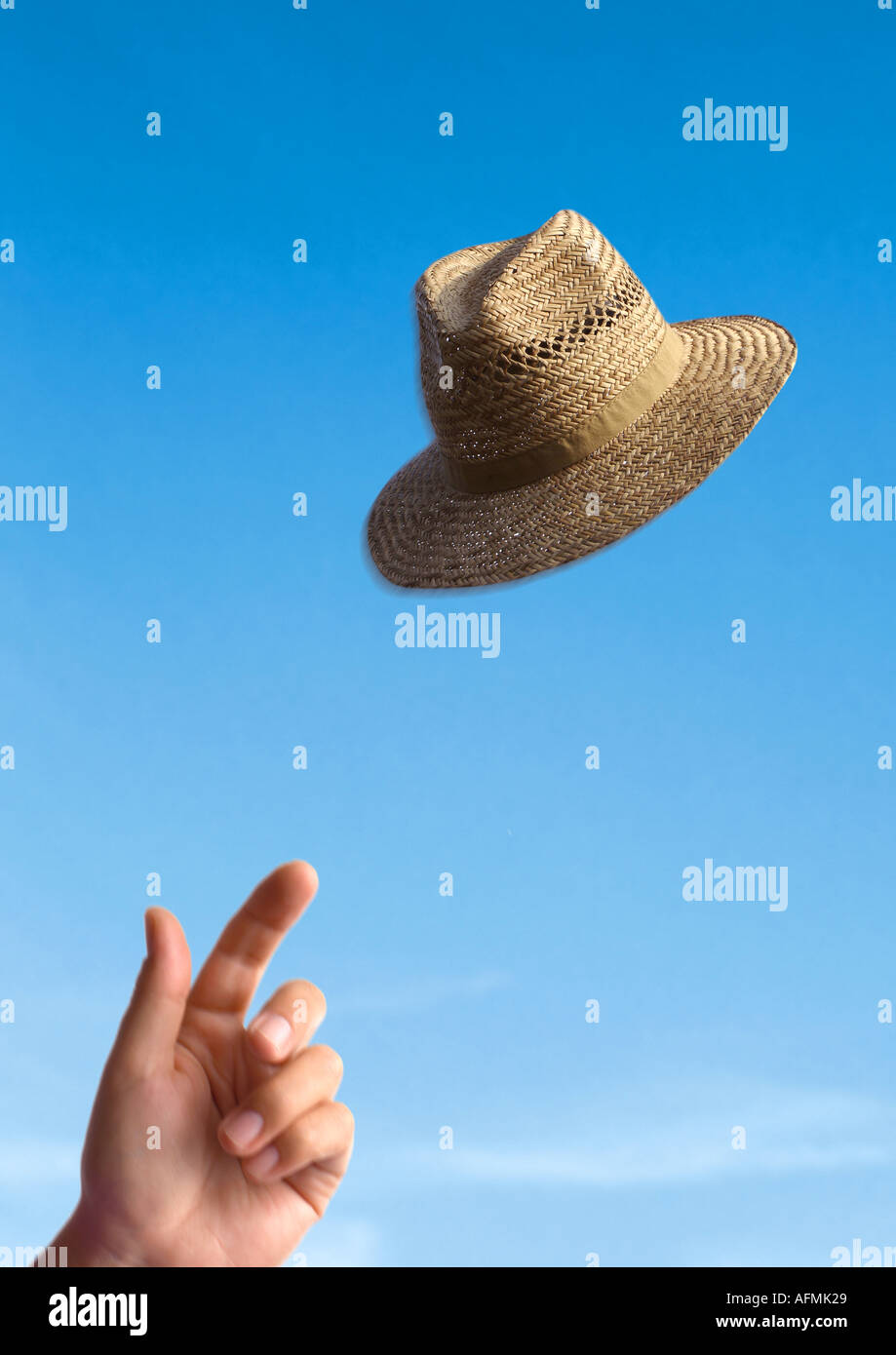 thrown straw hat geworfener Strohhut Stockfoto