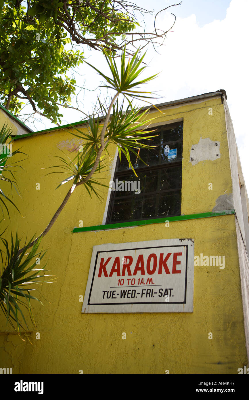 Melden Sie sich für Karaoke-Abende Downtown Nassau, New Providence, Bahamas. Stockfoto