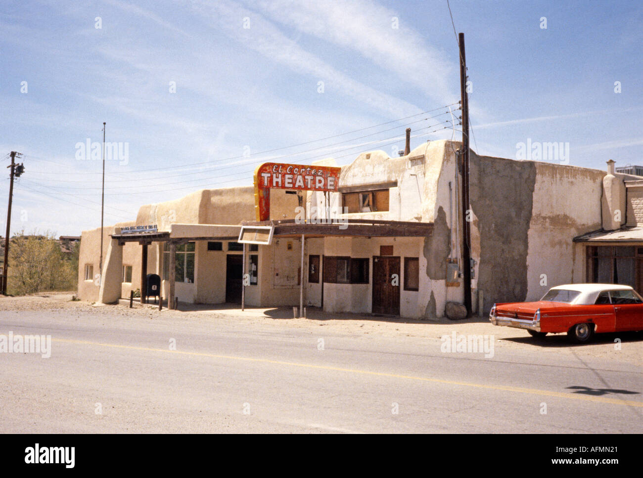 "Theater-Zeichen und" ^ 1963 Buick LeSabre "" Cadillac ^ Lookalike ""Ranchos de Taos, "New Mexico", USA" Stockfoto