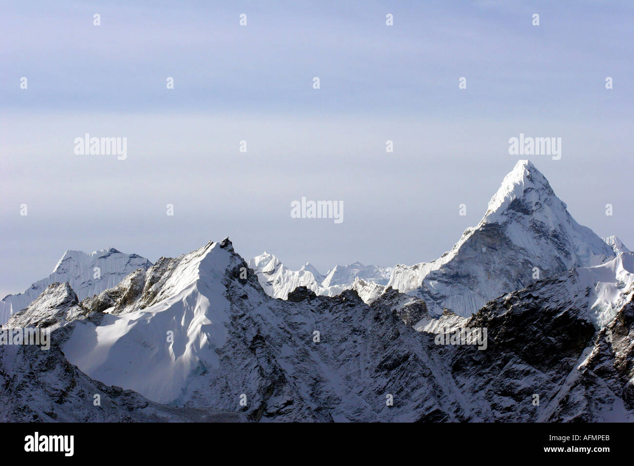 Dawn Aussicht vom Kala Pattar mit Blick auf Ama Dablam und anderen nepalesischen Himalaya Gipfel der Khumbu-Tal vom Mount Everest Stockfoto