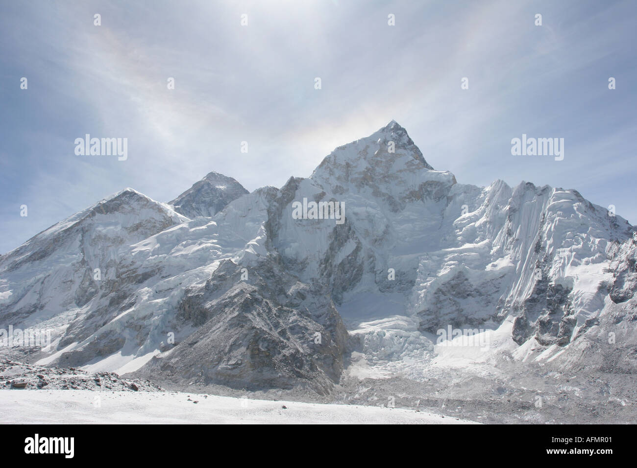 Sonne über Mount Everest Chomolungma und Nuptse mit solar Halo gebildet von Cirrostratus Fibratus dünn Höhenlage Wolken Stockfoto