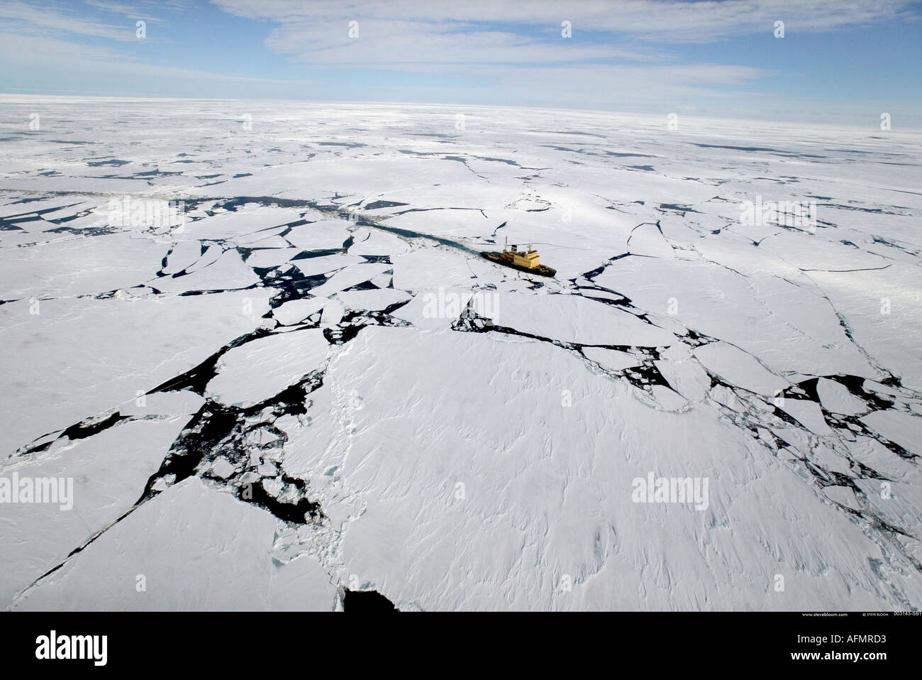 Eisbrecher im Packeis der Antarktis Stockfoto