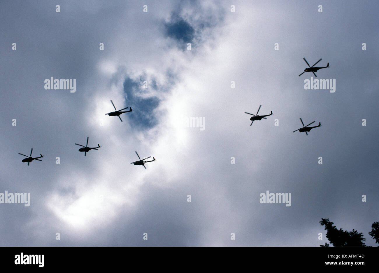 23871 Militärflugzeuge Hubschrauber fliegen über die Bastille Day Parade Paris Frankreich Europa Flug Krieg Kämpfer Stockfoto