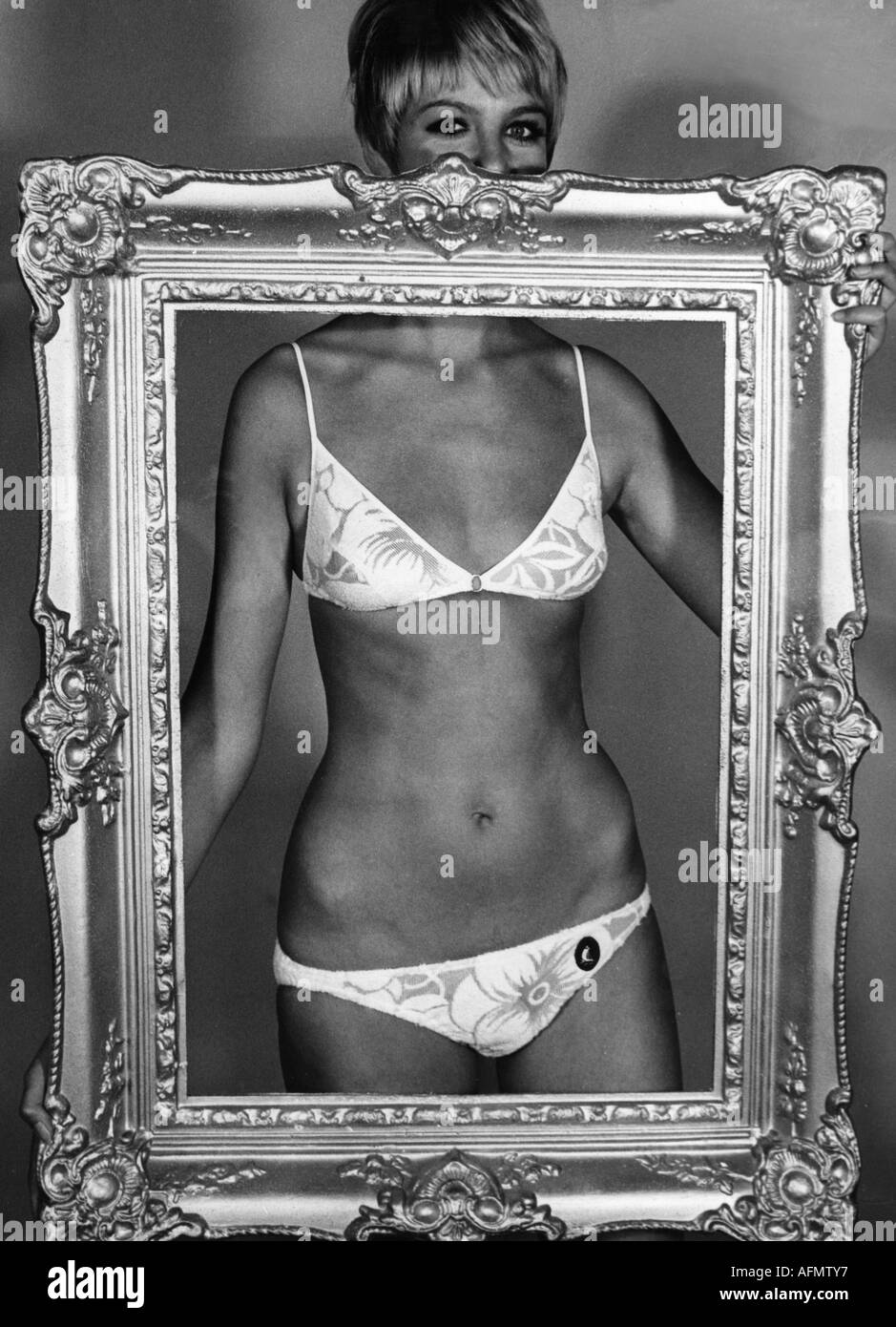 Mode, Frau, halbe Länge, mit Bikini, 1970er, 70er, Bilderrahmen, einfarbig, zweiteilig, Hawaii, Hawaii, Blume, Blumen, Muster, gemustert, Kleidung, Stockfoto