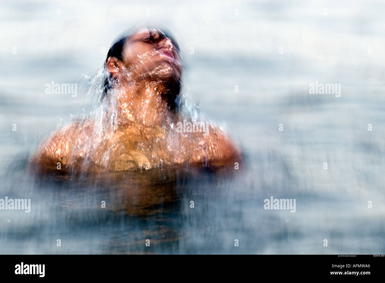 Mann Baden im Fluss Ganges Varanasi Indien Stockfoto