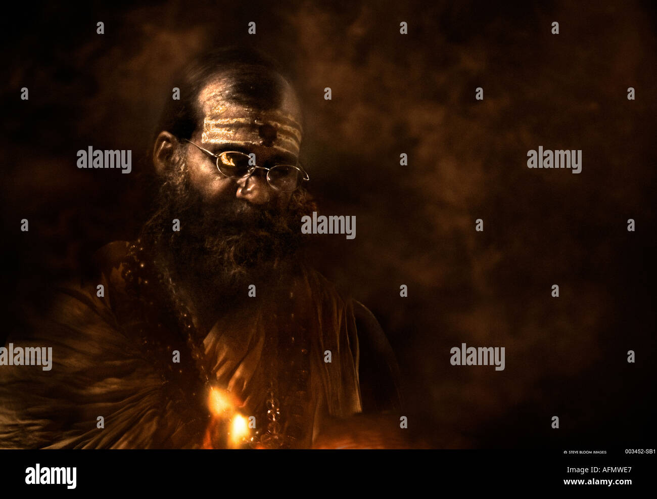 Hinduistischen heiligen Mann religiöse Zeremonie Puja Varanasi Indien durchführen Stockfoto