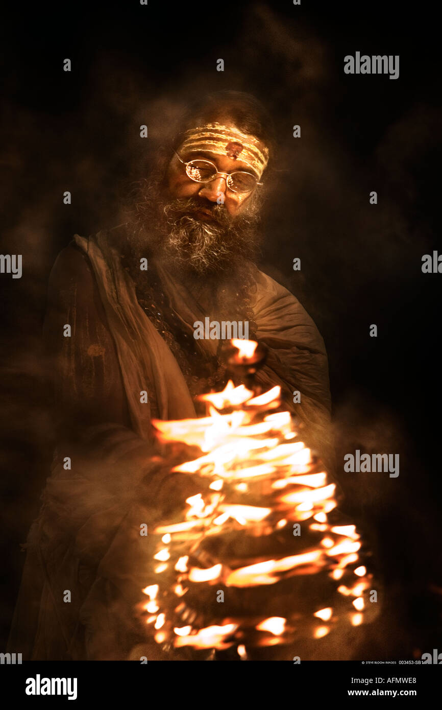 Hinduistischen heiligen Mann religiöse Zeremonie Puja Varanasi Indien durchführen Stockfoto